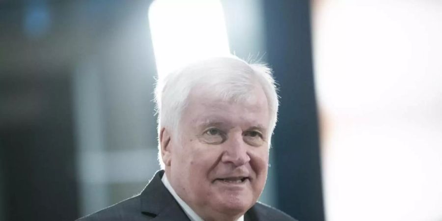 Macht sich für ein Ende der Geisterspiele stark: Bundesinnenminister Horst Seehofer. Foto: Christoph Soeder/dpa Pool/dpa