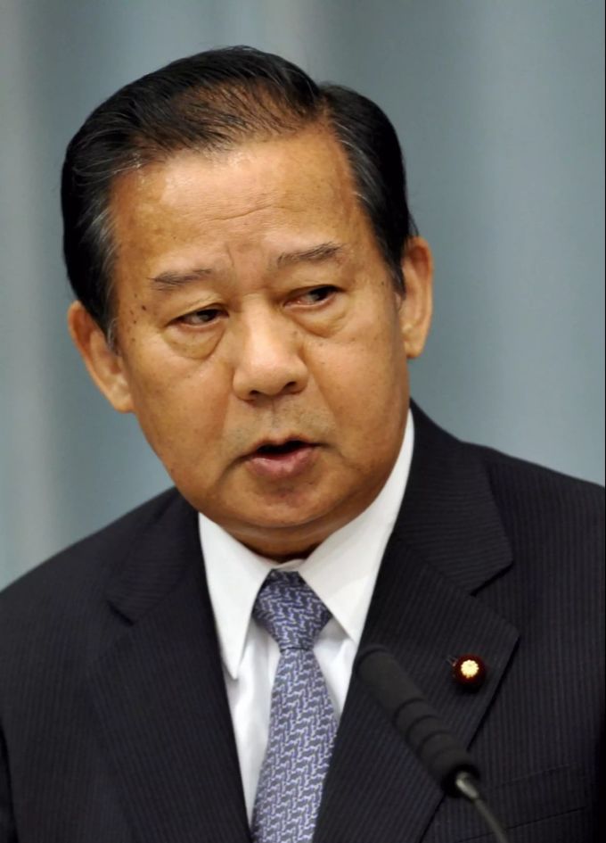 Toshihiro Nikai spricht während einer Pressekonferenz. Toshihiro Nikai