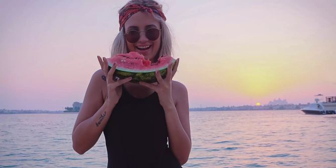 Frau isst Wassermelone