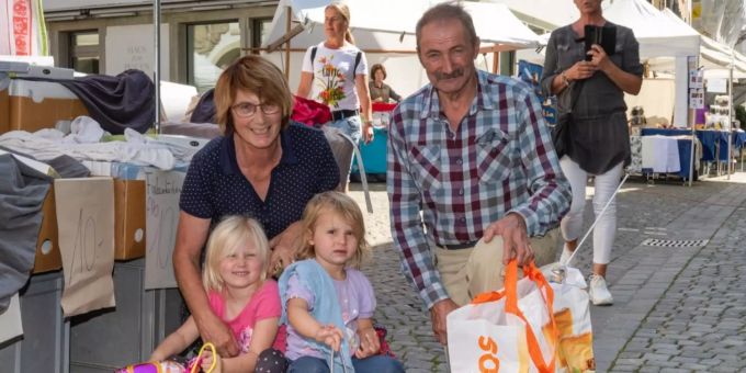 Stolze Grosseltern: Hannah und Sarina durften sich am Stand von Heinz Peter ein Kissen aussuchen. Zofingen Monatsmarkt