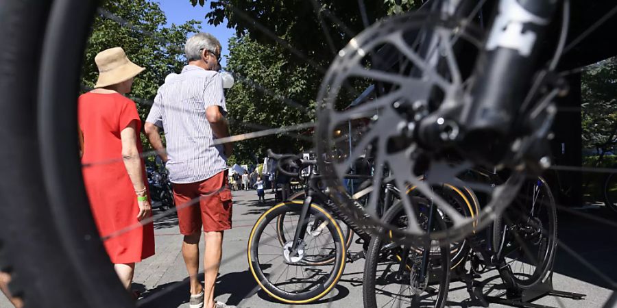 Alle E-Bikerinnen und -Biker sollen einen Helm tragen müssen und das Licht am Velo auch tagsüber einschalten. So will der Bundesrat schwere Unfälle verhüten. (Themenbild)