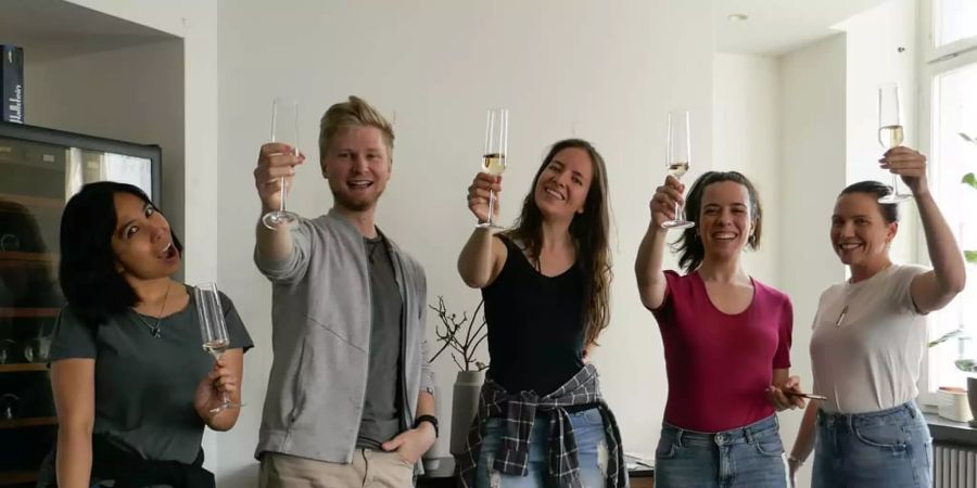 Das Team von Naanu feiert seine Erfolge.