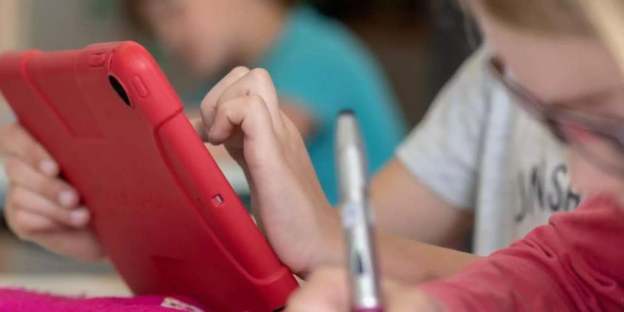 Viele Schulen stehen bei der Digitalisierung des Lernens erst am Anfang. Doch Corona habe da sicherlich einen Schub gebracht. Foto: Armin Weigel/dpa