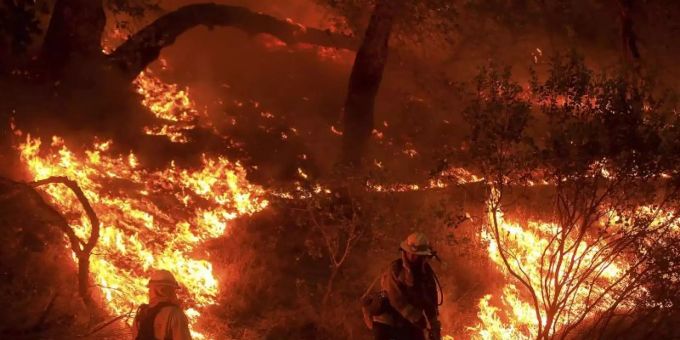 Hohe Temperaturen und Trockenheit an der US-Westküste erschweren den Kampf gegen die Flammen. Foto: Kent Porter/The Press Democrat/dpa Hohe Temperaturen und Trockenheit an der US-Westküste erschweren den Kampf gegen die Flammen. Foto: Kent Porter/The Press Democrat/dpa