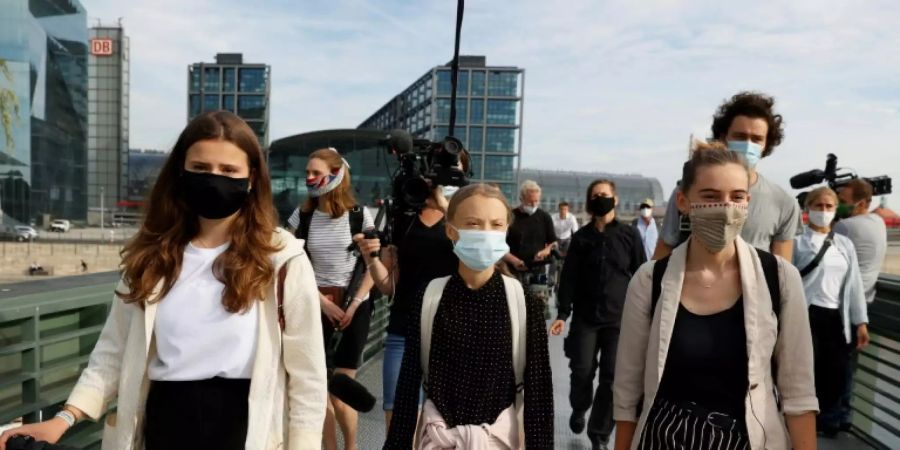 Fridays-for-Future-Aktivistinnen vor Treffen mit Merkel