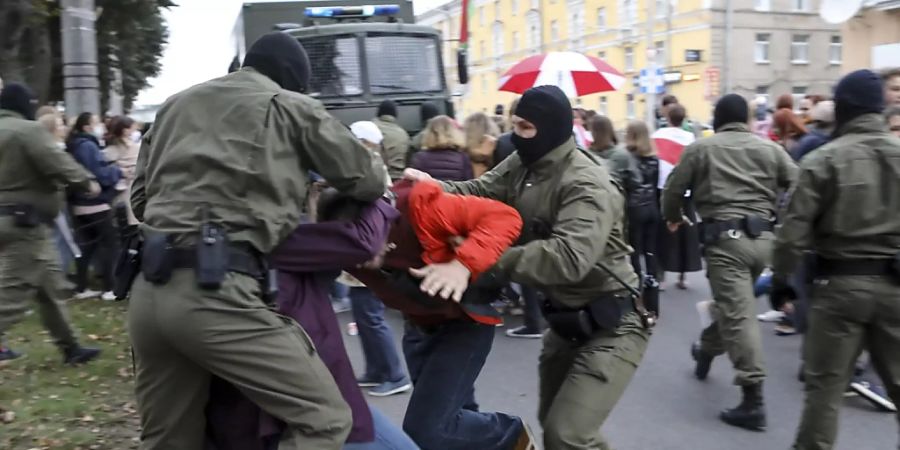 dpatopbilder - Polizisten nehmen Unterstützer der bekannten Oppositionspolitikerin Kolesnikowa bei einer Demonstration in Belarus fest. Foto: Uncredited/AP/dpa