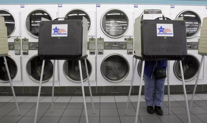 Eine Wählerin gibt bei den US-Wahlen 2008 ihre Stimme in einem Wahllokal in Chicago ab. US-Wahlen