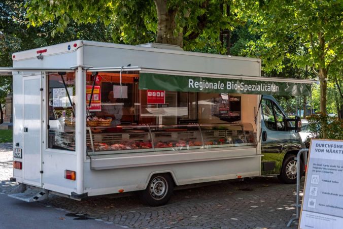 Ein Verkaufswagen mit regionalen Bio-Spezialitäten.