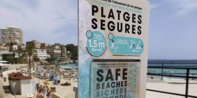 Ein Schild am Eingang zum Strand von Cala Major weist auf die Sicherheitsmassnahmen hin, die die Verbreitung des Coronavirus verhindern sollen. Foto: Clara Margais/dpa Ein Schild am Eingang zum Strand von Cala Major weist auf die Sicherheitsmassnahmen hin, die die Verbreitung des Coronavirus verhindern sollen. Foto: Clara Margais/dpa