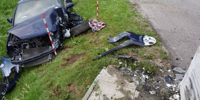 Von der Strasse abgekommen und in Mauer geprallt