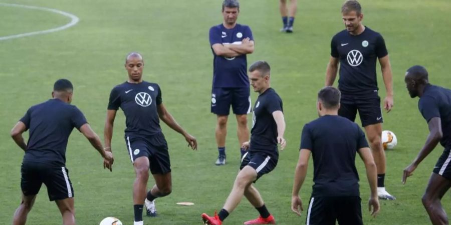 Die Spieler des VfL Wolfsburg beim Training in Kiew. Foto: Efrem Lukatsky/AP/dpa