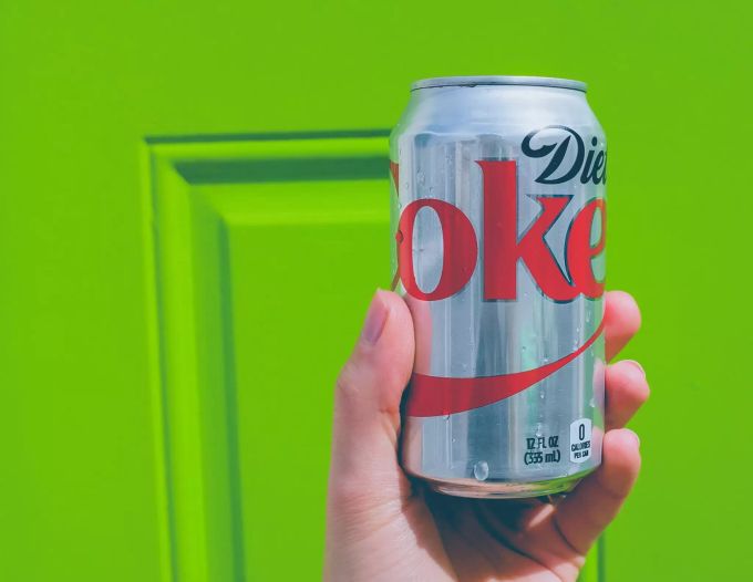 Coca Cola Light ist zwar kalorienarm, aber nicht unbedingt besser für die Gesundheit. Cola Dose