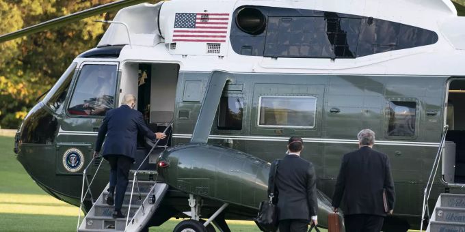 Trump besteigt den Helikopter, der ihn ins Militärspital bringt. Donald Trump