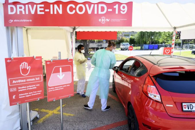 Ein Drive-In-Test in Yverdon-Les-Bains. Coronavirus Test Positivitätsrate
