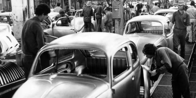 Mitarbeiter von Volkswagen do Brasil, einem Filialunternehmen von Volkswagen, fertigen das Modell Sedan (Käfer) in einer Fabrik in Sao Paulo (Brasilien) an. (Archivbild) Mitarbeiter von Volkswagen do Brasil, einem Filialunternehmen von Volkswagen, fertigen das Modell Sedan (Käfer) in einer Fabrik in Sao Paulo (Brasilien) an. Foto: VW do Brasil/dpa