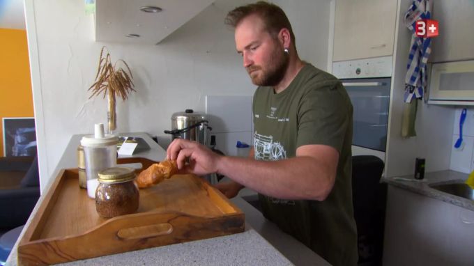 Küsu bringt seinen Ladys das Frühstück ans Bett. küsu