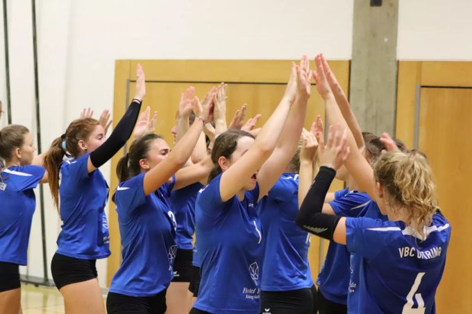Vor dem Match wird abgeklatscht: Die Oftringerinnen sind sichtlich motiviert. Volleyballclub Oftringen