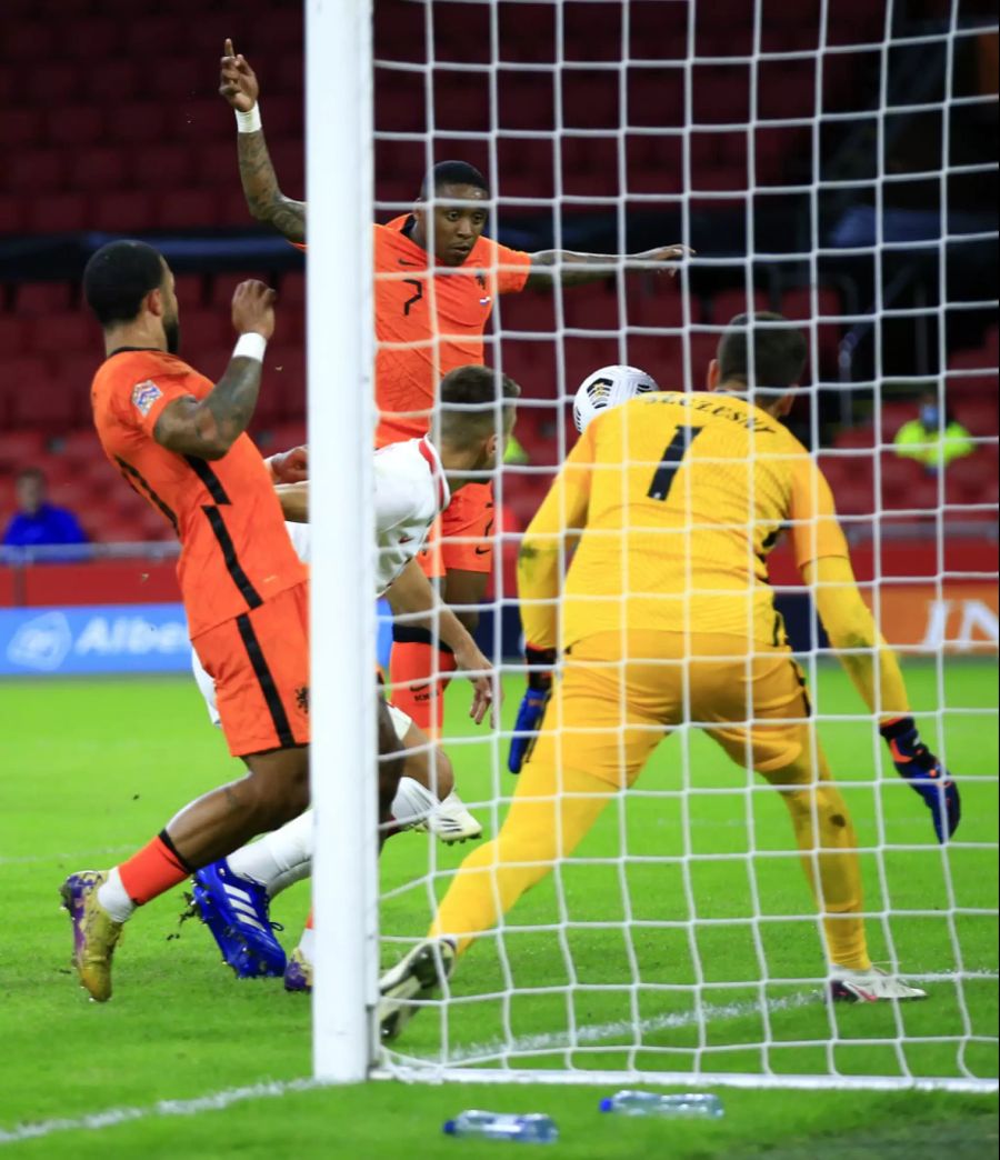 Steven Bergwijn trifft nach herrlicher Kombination ins Netz.