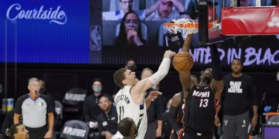 Nach einer 100:115 gegen die Miami Heat liegen die Bucks in der Halbfinalserie der Eastern Conference mit 0:3 zurück. Foto: Mark J. Terrill/AP/dpa