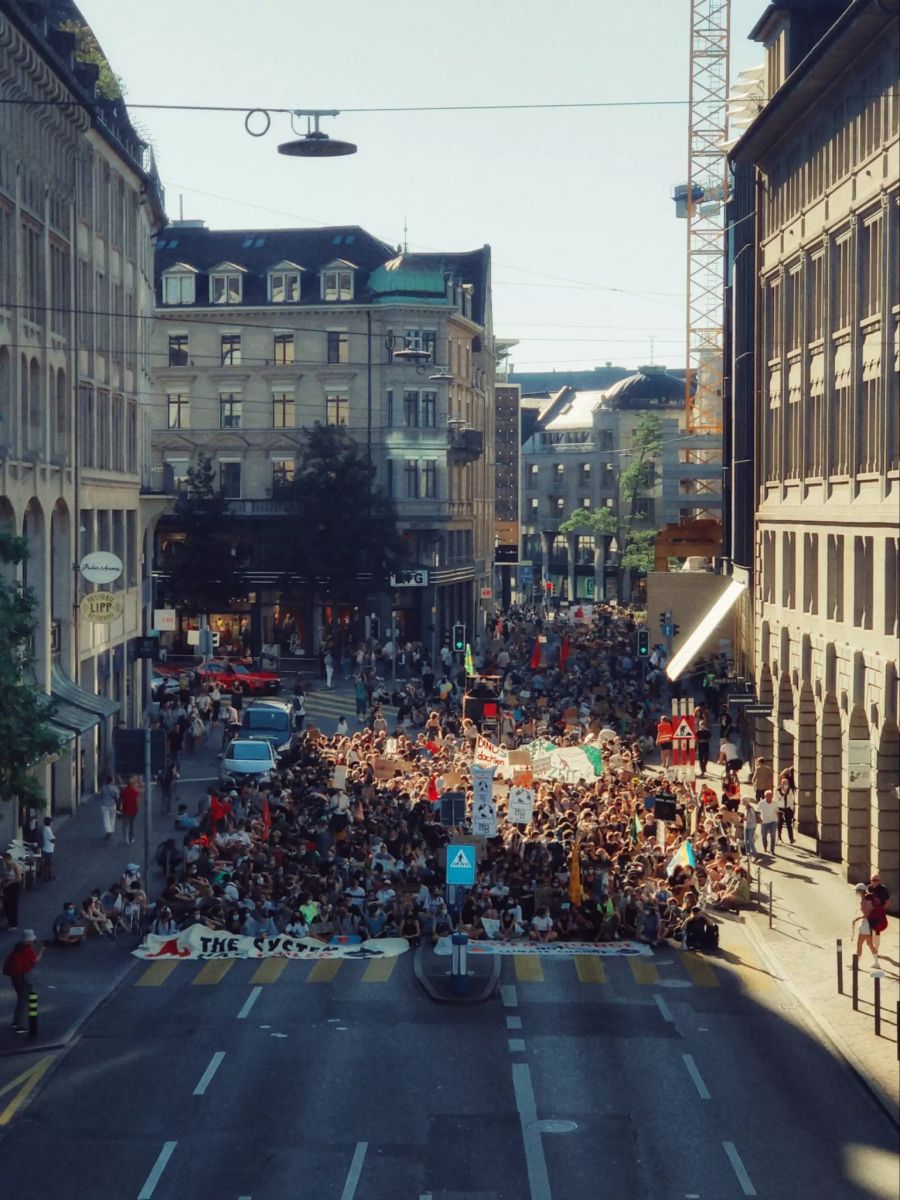 In 18 Schweizer Städten fanden heute Freitag Klimastreiks statt.