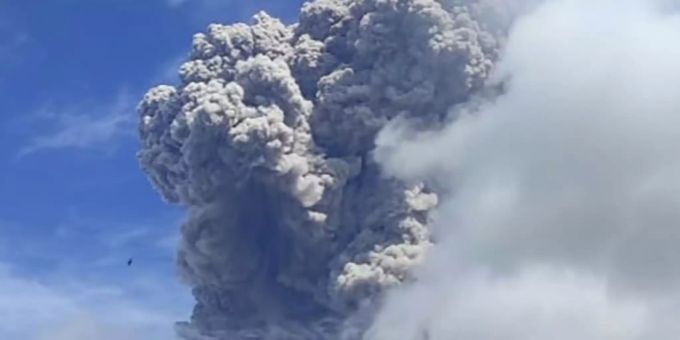 Aschesäule über Sumatras Vulkan Sinabung Aschesäule über Sumatras Vulkan Sinabung