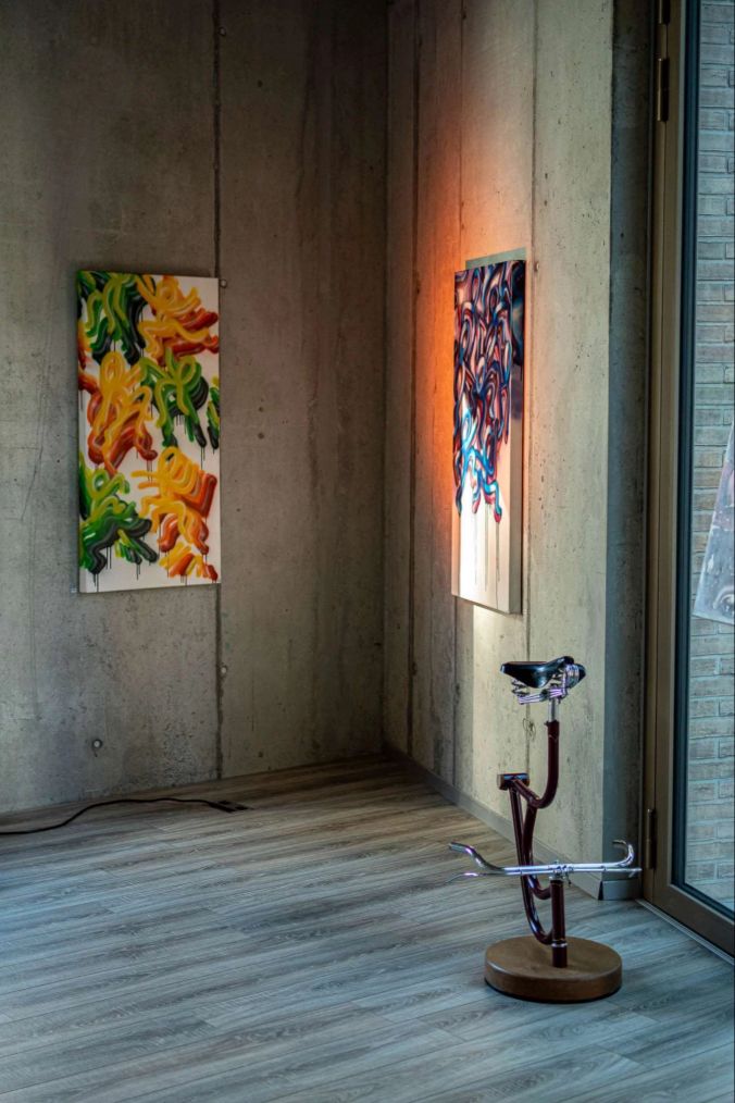 Verschiedene Ausstellungsstücke des Künstlers.