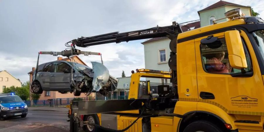 Ein Abschleppwagen transportiert das beschädigte Auto ab. Foto: Daniel Schäfer/dpa-Zentralbild/dpa