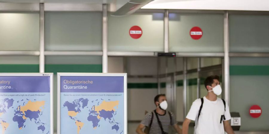 Viele Reisende am Flughafen Zürich tragen auch ohne Pflicht eine Hygienemaske. (Archivbild)