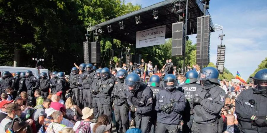 Rund 20.000 Menschen haben in Berlin gegen die Anti-Corona-Massnahmen der Regierung demonstriert. Foto: Christoph Soeder/dpa