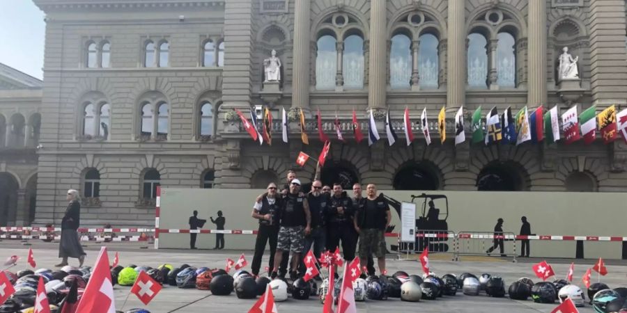 Töfffahrer legen auf dem Bundesplatz ihren Helm nieder - als Protest gegen drohende Lärmbegrenzungen.