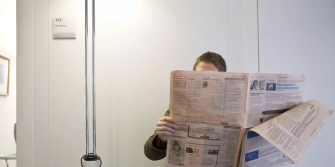 Ein Arbeitsloser blättert in einem Stellenanzeiger. (Symbolbild) Stellensuchende