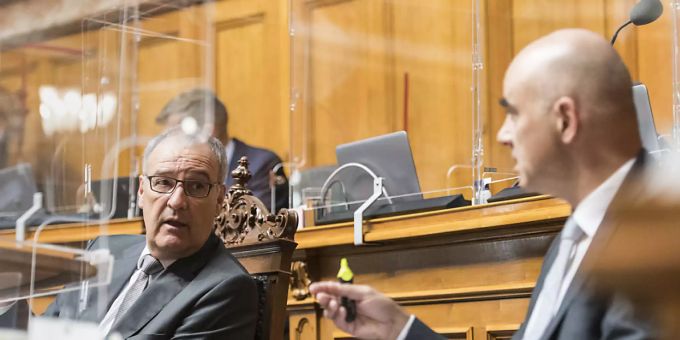 Wirtschaftsminister Guy Parmelin (links) und Gesundheitsminister Alain Berset wurden an der ausserordentlichen Corona-Session im Nationalrat weitgehend geschont. Die grosse «Chropfleerete» dürfte bei der Beratung zum Covid-19-Gesetz folgen. berset parmelin