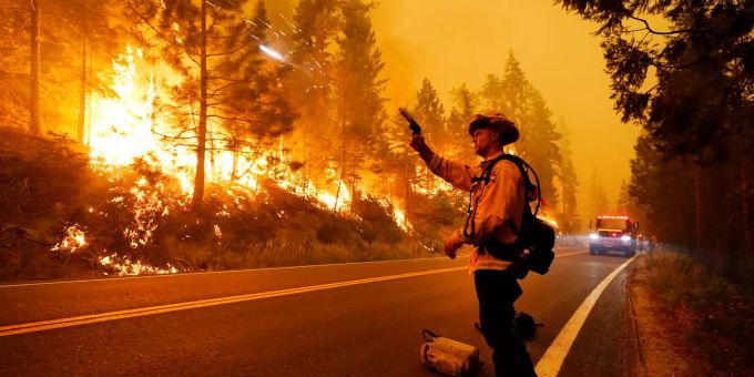 Ein Feuerwehrmann ist bei einem Waldbrand im Einsatz. In ganz Kalifornien waren laut einem Lagebericht der Feuerwehr von Sonntag zuletzt mehr als 14'800 Einsatzkräfte damit beschäftigt, 23 grössere Brände einzudämmen. Foto: Marcio Jose Sanchez Waldbrände in Kalifornien