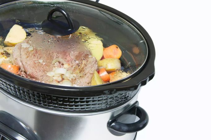 Slowcooker bereitet einen Braten zu. Slowcooker