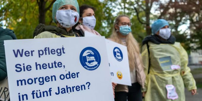 Rund 300 Krankenpflegerinnen und -pfleger haben in Basel an einem Protestmarsch für das Gesundheitspersonal teilgenommen. Basel