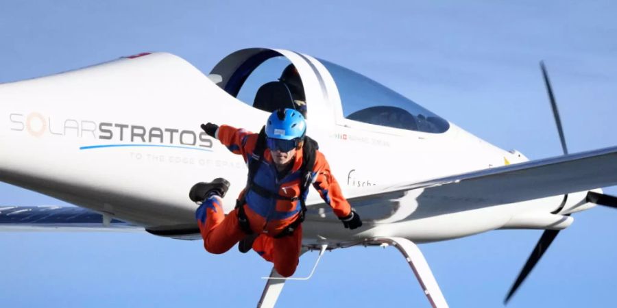 Der SolarStratos-Gründer Raphaël Domjan stürzt sich aus dem Solarflugzeug.