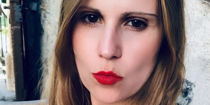 Francesca liebt es Lippenstift zu tragen Rote Lippen