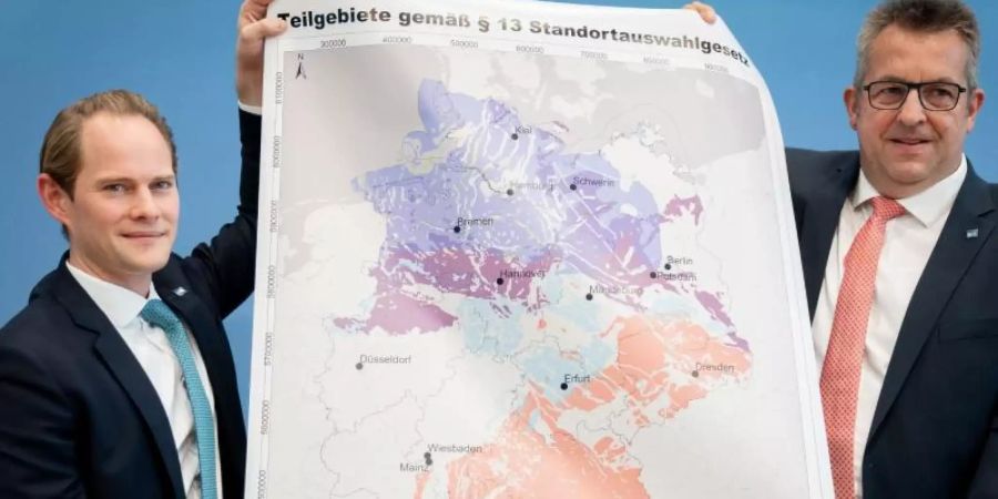 Stefan Studt (r.), BGE-Vorsitzender und Steffen Kanitz, Mitglied der Geschäftsführung der BGE, zeigen eine Landkarte mit Teilgebieten für die Endlagersuche. Foto: Kay Nietfeld/dpa