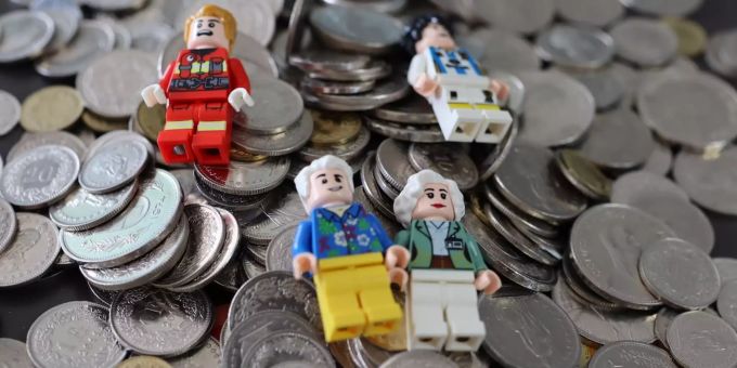 Nicht immer ist klar, wer wie viel erbt bei einem Todesfall. Legomännchen auf Geld