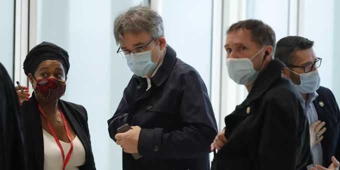 Der Chefredakteur der satirischen Zeitung Charlie Hebdo, Laurent Sourisseau, bekannt als Riss, Mitte, kommt am Mittwoch, 2. September 2020 in Paris in den Gerichtssaal zur Eröffnung des Prozesses gegen die Anschläge von 2015. Anschlag auf Charlie Hebdo