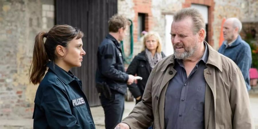 Eine Leiche im Güllebecken: Süher Özlügül (Sophie Dal) hat Kommissar Brockhorst (Felix Vörtler) zum Tatort gerufen. Foto: Willi Weber/ZDF/dpa