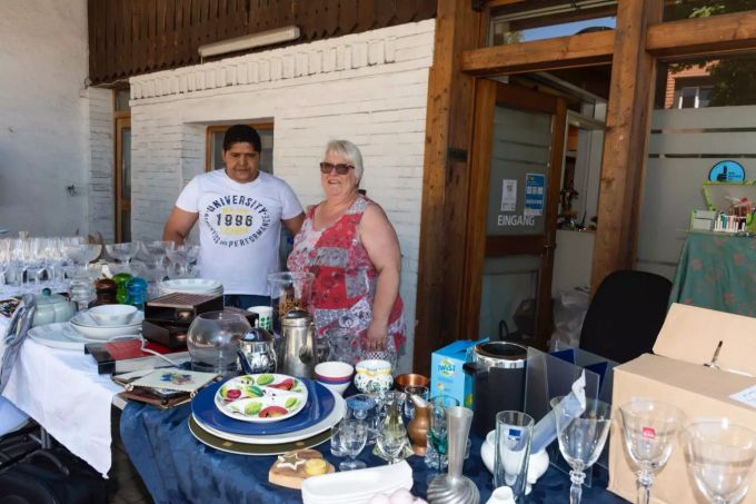 Felipe ist für den Versand zuständig, Manuela eine der guten Seelen des Vereins Elhandel. Garage Sale Kappel