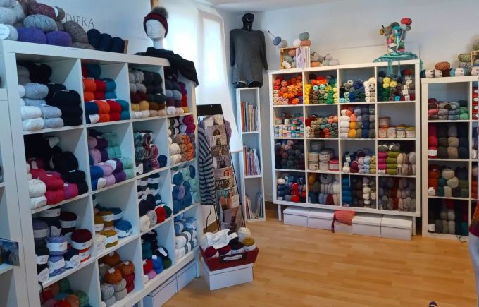 In der Strickbar dreht sich alles um die Wolle. Strickbar Unterlangenegg