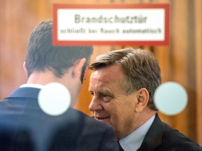 Hartmut Mehdorn, Vorsitzender der Geschäftsführung der Flughafengesellschaft, unterhält sich hinter einer Glastür auf der Sitzung der Fluglärmkommission in Schönefeld (Brandenburg). Hauptstadtflughafen BER