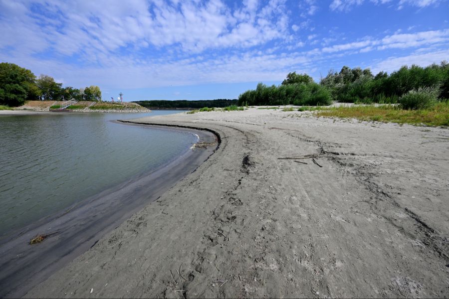 Durch die anhaltende Trockenheit sind in vielen Flüssen und Seen in Europa die Wasserpegel gesunken.