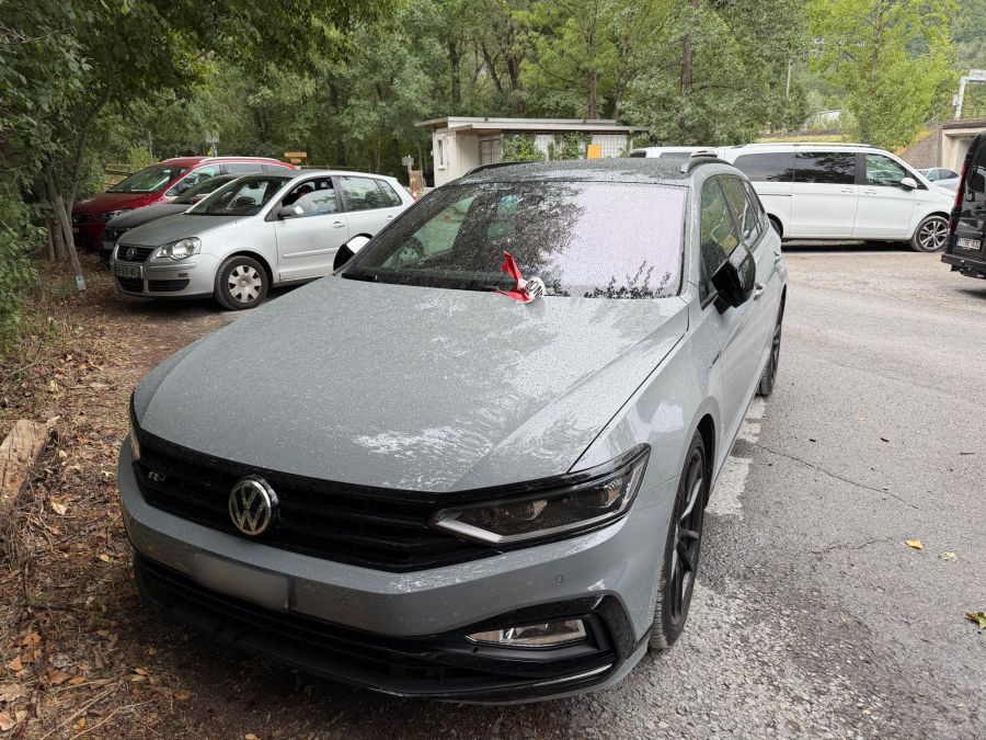 An diesem beim Gäsi abgestellten Auto hat die Polizei eine Nachricht hinterlassen.