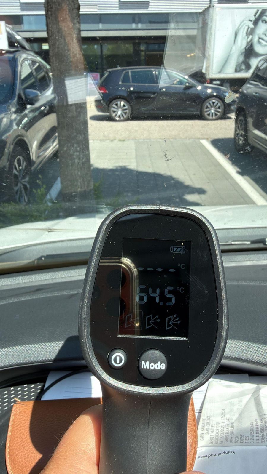 Mit 64,5 Grad ist auch das Armaturenbrett des Autos relativ heiss.