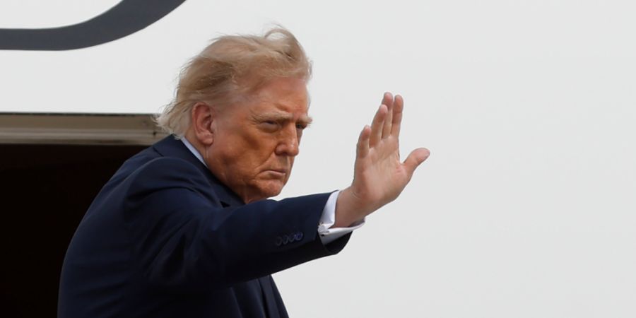 US-Präsident Donald Trump winkt vor dem Abflug von der Joint Base Andrews in Maryland von der Treppe der Air Force One. Foto: Luis M. Alvarez/AP/dpa