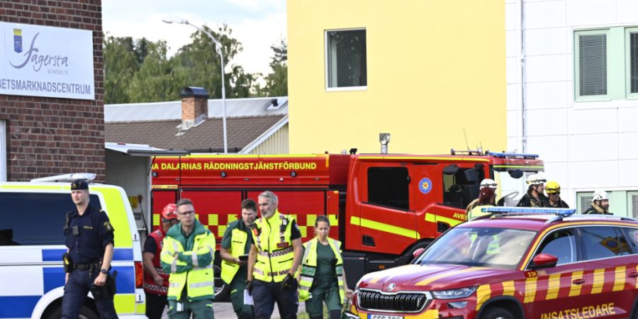 dpatopbilder - Polizei und Rettungskräfte im Einsatz vor der Brinellskolan. An einer Schule in Schweden hat eine Person mit einem Schwert mehrere Menschen verletzt. Der Täter befinde ...