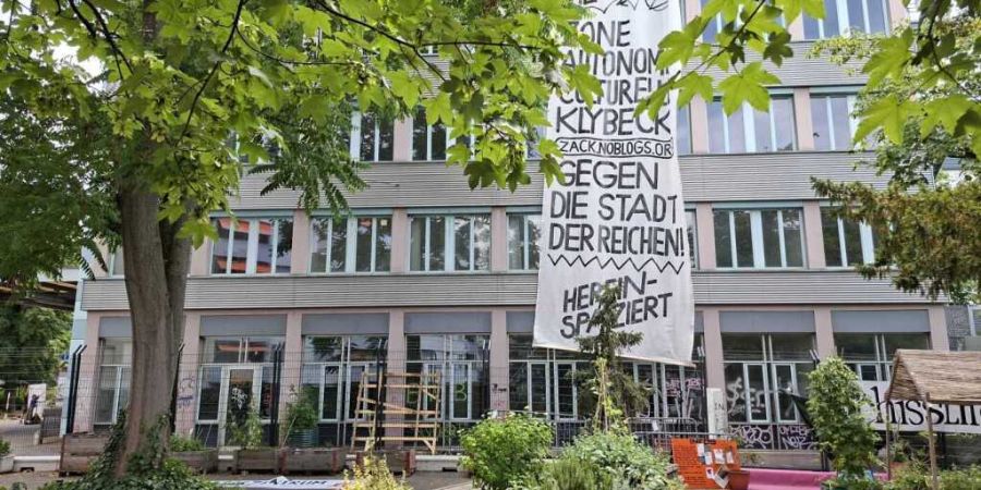 Das ehemals besetzte K106 (Bild) und die beiden Nachbarsgebäude werden abgerissen - das Vorhaben ist nun im Basler Kantonsblatt publiziert. (Archivbild)